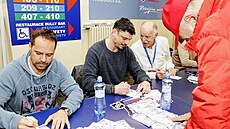 Vlevo Tomá� Rolinek, jen� pak nastoupil v brance Pardubic, vpravo v hovoru s...