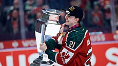 St�elec vít�zného gólu Frölundy Jere Innala slaví s pohárem pro vít�ze Ligy...