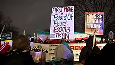 �První krok Rady míru: Bombardovat Írán,� pí�e se na transparentu demonstranta...