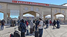 Írán�tí uprchlíci p�e�li turecký hrani�ní p�echod Kapiköy. (3. b�ezna 2026)