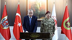 Turecký prezident Recep Tayyip Erdogan nav�tívil turecké vojáky. (4. b�ezna...