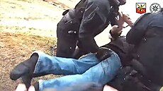 Opilý agresivní mu� se zamkl doma, tak ho policisté vytáhli z p�ízemního bytu...