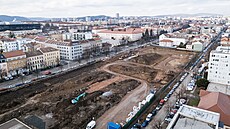 Z Jaselských kasáren v Králov� Poli se stal zarostlý prostor, v n�m� p�espávali...