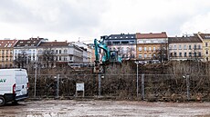 Z Jaselských kasáren v Králov� Poli se stal zarostlý prostor, v n�m� p�espávali...