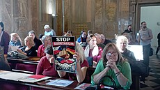 Asi t�i desítky lidí p�i�ly na jednání brn�nského zastupitelstva protestovat...
