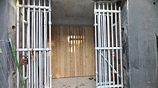 Tvrz Bouda se do�ká opravy vchodové m�í�e nákladního vjezdu..