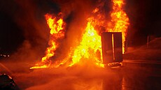 Hasi�i na dálnici D35 likvidovali po�ár kamionu, který p�evá�el lisovanou...
