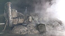 Hasi�i na dálnici D35 likvidovali po�ár kamionu, který p�evá�el lisovanou...