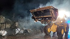 Hasi�i na dálnici D35 likvidovali po�ár kamionu, který p�evá�el lisovanou...