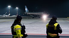 Na pra�ském leti�ti Václava Havla p�istál repatria�ní let z egyptského �arm Al...