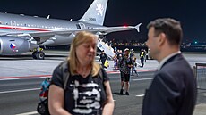 Na pra�ském leti�ti Václava Havla p�istál repatria�ní let z egyptského �arm Al...