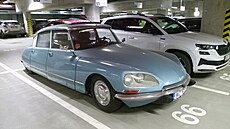 Fantomasovský Citroën jsem náhodou objevil v jedné z podzemních gará�í.
