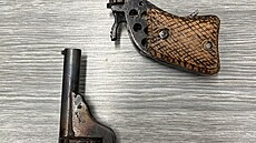 Zbran�, které lidé nosí policii k zbra�ové amnestii, jsou r�zné. (4. b�ezna...