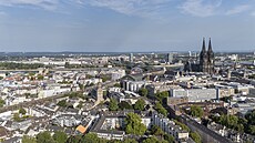 Kolínská katedrála je jednou z nejvy��ích na sv�t�. Její základní kámen byl...