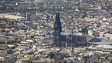 Slavným poutním místem se kolínská katedrála stala hlavn� díky relikviá�i, ve...