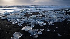 S bílým, �erným i zeleným pískem, s hnízdy tu��ák�, pokryté diamanty �i s...