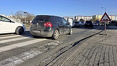 Rozbitá silnice kolem sídli�t� Vinohrady v Brn�.