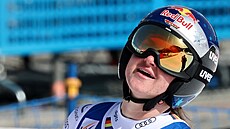 Zklamaná v cíli sjezdu ve Val di Fassa n�mecká ly�a�ka Emma Aicherová.