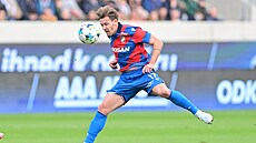 Patrik Hro�ovský (Plze�) zpracovává mí� v utkání s Hradcem Králové.