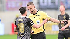 Kapitán Hradce Králové Vladimír Darida v diskusi s rozhod�ím.