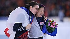 Martina Sáblíková a Miho Takagiová z Japonska s tulipány v ruce d�kují divák�m...