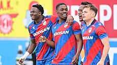 Cheick Souaré (druhý zleva) slaví se spoluhrá�i druhý gól Plzn� v utkaní na...