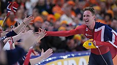 Nový mistr sv�ta Nor Sander Eitrem slaví s fanou�ky po závod� na 10 000 m na MS...