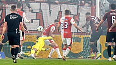 Patrik Vydra (Sparta) st�ílí v nastavení prvního polo�asu gól na 1:0 v utkání...