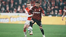 Spar�anský úto�ník Albion Rrahmani brán�ný �t�pánem Chaloupkem ze Slavie.