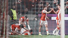 Tomá� Chorý slaví se spoluhrá�i druhý gól v zápase proti Spart�.