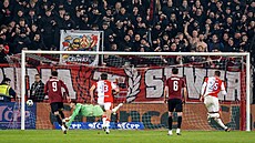Tomá� Chorý prom��uje penaltu v 57. minut�.
