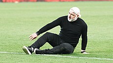 Trenér Slavie Jind�ich Trpi�ovský oslavuje výhru 3:1 nad Spartou.