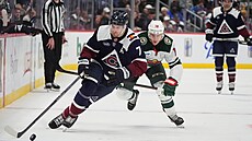 Devon Toews z Colorado Avalanche u puku brán�ný Bobbym Brinkem (Minnesota Wild).