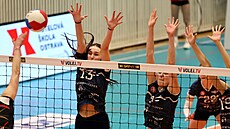 Frýdecko-místecké volejbalistky Jolana �mídlová a Veronika Fukalová blokují...