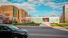 Stará a nová. V�t�í budova vlevo slou�ila p�vodn� jako muzeum a �eká ji...