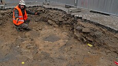 Archeolog �imon Kochan ukazuje sokl o pr�m�ru zhruba 2,5 metru. Jedná se s...