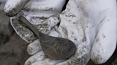 Archeolog �imon Kochan ukazuje st�edov�kou d�ev�nou l�íci, která v objevené...
