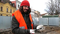 Archeolog�m se na Nám�stí po�t�stil i nález gotického klí�e. (24. února 2026)