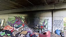 Pod mostem v T�ebí�i si bezdomovci vytvo�ili bydlení. Natahali tam starý...