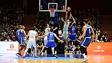 Jihlavská Horácká aréna se pro uplynulý víkend prom�nila v basketbalovou halu....