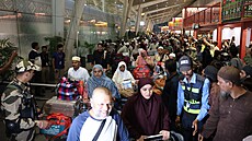 Muslim�tí poutníci, kte�í uvízli v D�idd� uprost�ed konfliktu USA a Izraele s...