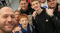 Jakub Hou�ka s rodinou a dal�ími navrátilci z Blízkého východu.