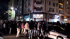 V Íránu lidé v ulicích slavili Chameneího smrt.