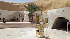 Tv�rci Hv�zdných válek si pro své kulisy vybrali d�m zapu�t�ný do zem�. Dodnes...