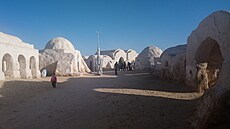 Mos Espa je �astým cílem turist� a zejména fanou�k� slavné ságy odehrávající se...