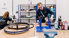 Opravna vozík� a protéz v paralympijské vesnici v Milán�.