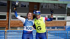 Simona Bubení�ková a její trasér David �r�tek se radují ze st�íbrné medaile z...