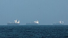 Pohled na tankery v Hormuzském pr�livu b�hem útoku na Írán. (3. b�ezna 2026)