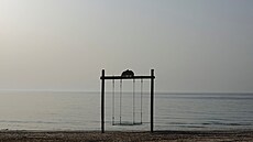 Prázdné pob�e�í Hormuzského pr�livu b�hem útoku na Írán. (2. b�ezna 2026)