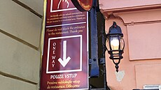 Na vchod do neju��í ulice v Praze nov� p�ibyla cedule, která upravuje sm�r...